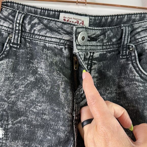 MUDD Black Distressed Acid Wash Cotton Stretchy‎ Low Rise Short Shorts Size 11 - Picture 7 of 9